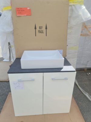 une boîte en carton sur laquelle est posé un évier