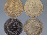 quatre types de pièces différents sont représentés sur un fond bleu
