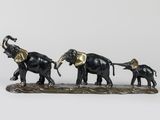 figurine représentant une famille d'éléphants avec un éléphanteau et un autre éléphanteau