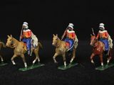 six figurines représentant des hommes à cheval sur un fond noir