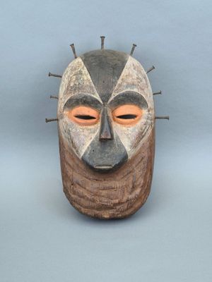 une image représentant un masque en bois d'où jaillissent des pointes