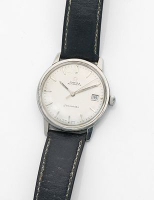 gros plan d'une montre-bracelet avec un bracelet en cuir noir