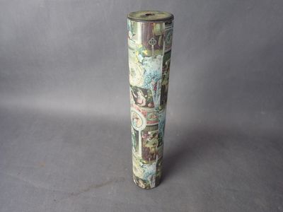 un vase posé sur une table devant un fond gris