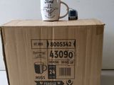une tasse à café posée sur une boîte en carton