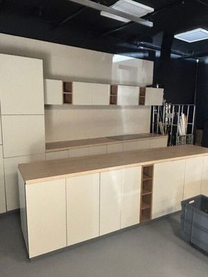 une pièce équipée d'un comptoir, d'armoires et d'une chaise