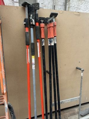 un grand nombre d'outils posés sur le sol