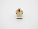 une bague en or jaune avec un rubis et des diamants