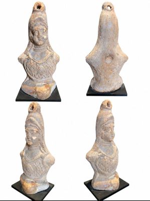 Figure en terre cuite représentant une femme vêtue d'une cui…