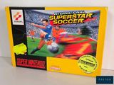 une image représentant une boîte de jeu Nintendo sur laquelle figure un footballeur en train de tirer dans un ballon de foot