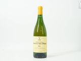 une bouteille de vin posée sur une table