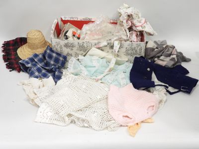 une pile de vêtements posée sur une table