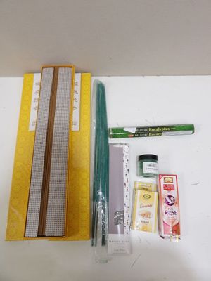 un grand nombre d'objets posés sur une table
