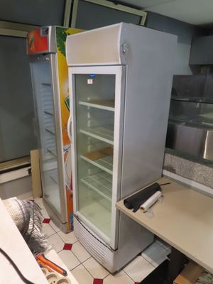 une photo d'une cuisine avec un réfrigérateur à l'intérieur