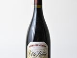 une bouteille de vin posée sur une table