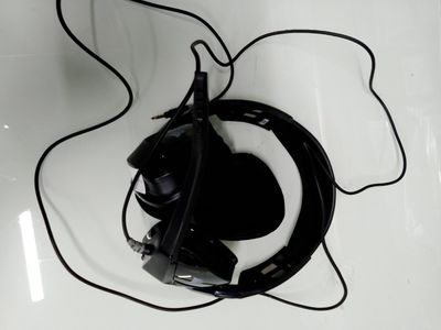 un casque noir posé sur une surface blanche