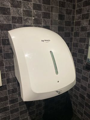 Lot de 2 sèche mains de marque ZÉPHYR et AIR STORM