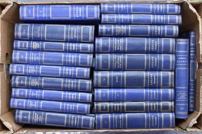 une boîte remplie de livres bleus posée sur une table