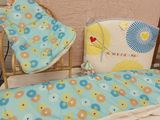 une photo d'un lit de bébé avec une couverture et un oreiller