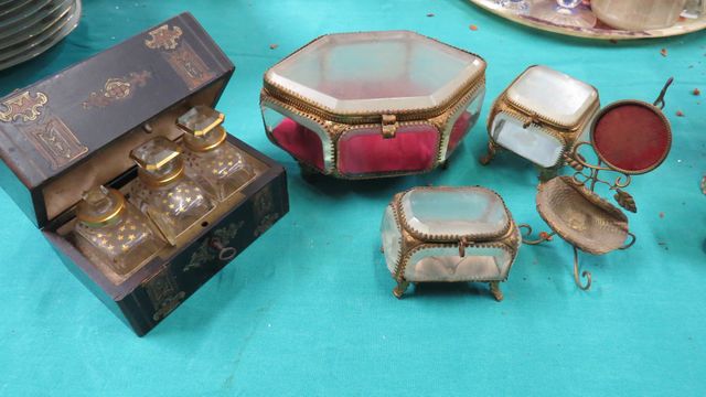 Joli lot comprenant : 3 coffrets à bijoux en laiton et verre Napo...