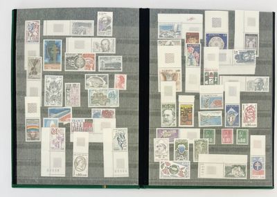 un livre avec un grand nombre de timbres différents