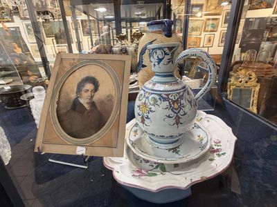 une image représentant un vase et une image représentant un homme sur une assiette