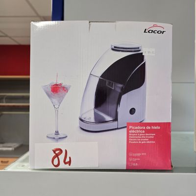 une boîte contenant une boisson, posée sur la table