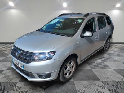 la photo d'une voiture argentée garée dans un garage