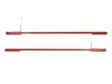 une paire d'étagères métalliques rouges sur un mur blanc
