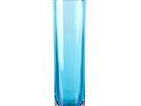 un vase en verre bleu bordé d'argent sur fond blanc