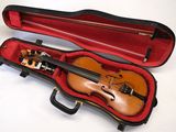 un violon dans un étui avec un archet à l'intérieur