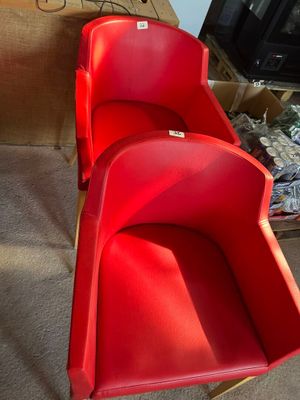 trois chaises rouges placées devant une télévision