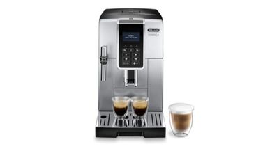 une machine à café avec deux tasses de café à côté
