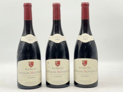 trois bouteilles de vin rouge posées sur une table blanche