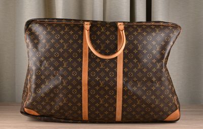 un sac Louis Vuitton marron et beige posé sur une table