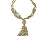 gros plan d'un collier sur fond blanc