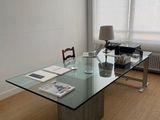 une table en verre avec un plateau en verre dans une pièce