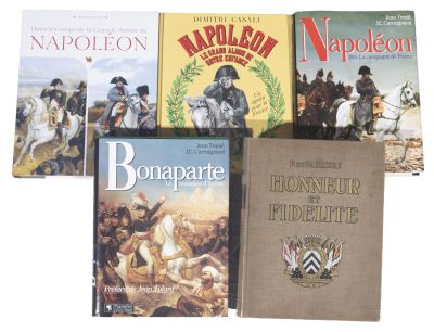 plusieurs livres sont empilés sur une surface blanche