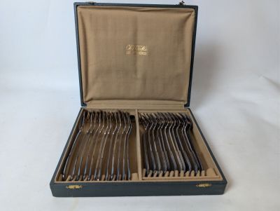 un coffret contenant un service d'argenterie