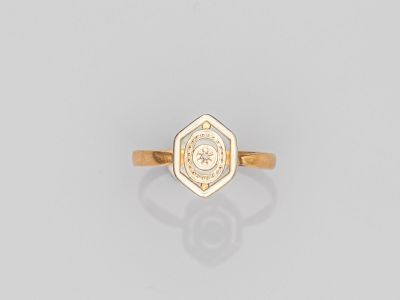 une bague en or avec un diamant serti au centre