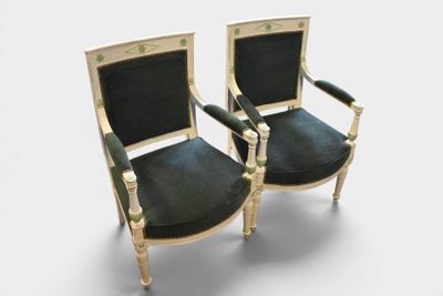 paire de fauteuils de style Louis XVI français, avec assises recouvertes de velours vert