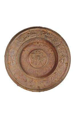 une assiette marron ornée d'un motif sur fond blanc