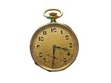 une montre de poche en or sur fond blanc, avec un fond blanc