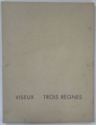 un vieux livre à l'écriture noire posé sur une table