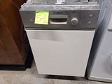une photo représentant un lave-vaisselle et un sèche-linge dans une cuisine