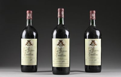 trois bouteilles de vin posées sur une table l'une à côté de l'autre