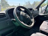 une photo d'une voiture avec un volant et un tableau de bord