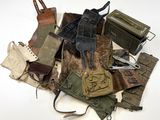 un tas d'objets militaires divers posés sur une surface blanche