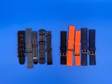 un ensemble de quatre bracelets différents sur fond bleu