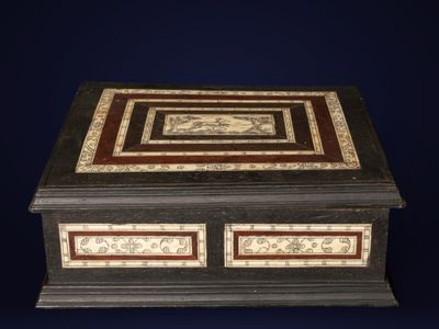 une boîte noire et blanche ornée d'un motif