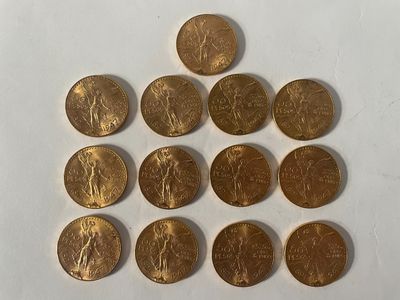 gros plan d'un paquet de pièces d'or sur une surface blanche